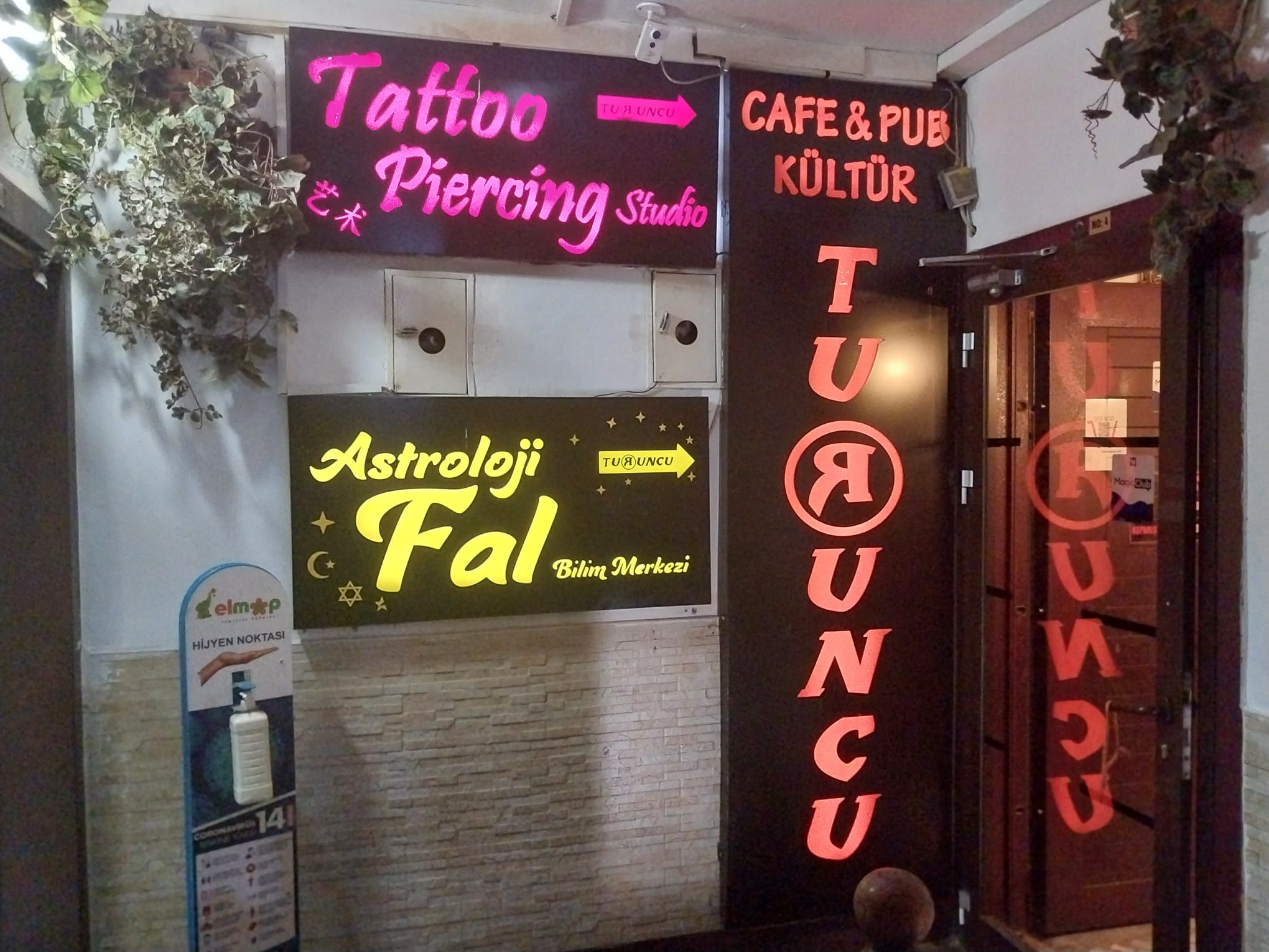 Fal Cafe, Turuncu Fal cafe, kızılay ankara fal cafe, en iyi falcılar, tarot falı, kahve falı, yıldızname, aşk falı bakan fal cafe, 24 saat açık fal cafe, gece açık fal cafe Fal Cafe Resimler